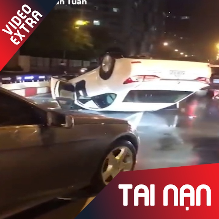 Dam vao cot bien bao, xe sang Lexus lat ngua giua duong hinh anh