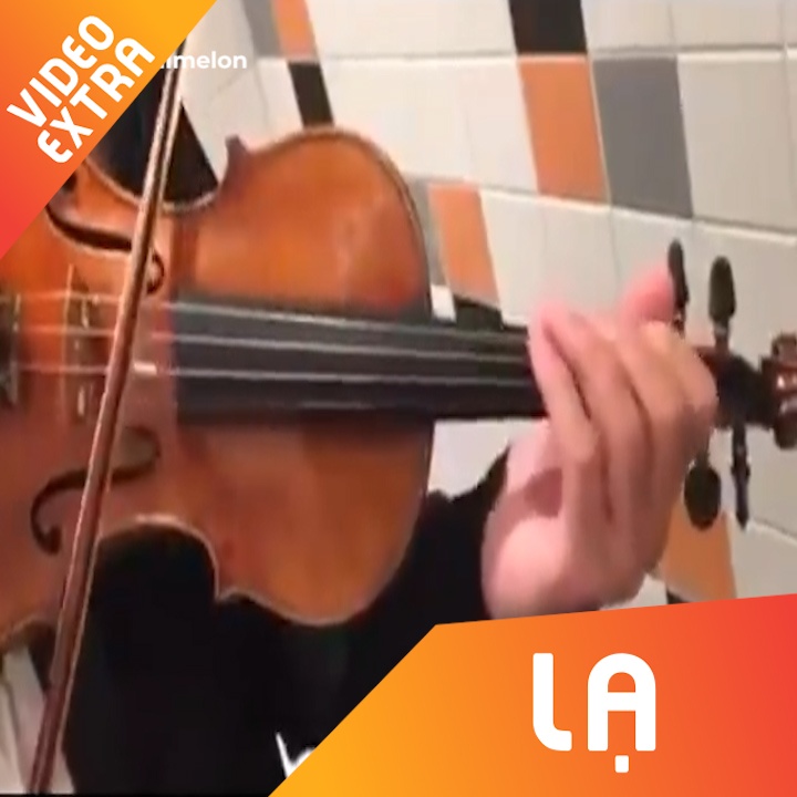 Anh chang gia tieng sieu moto bang dan violon hinh anh