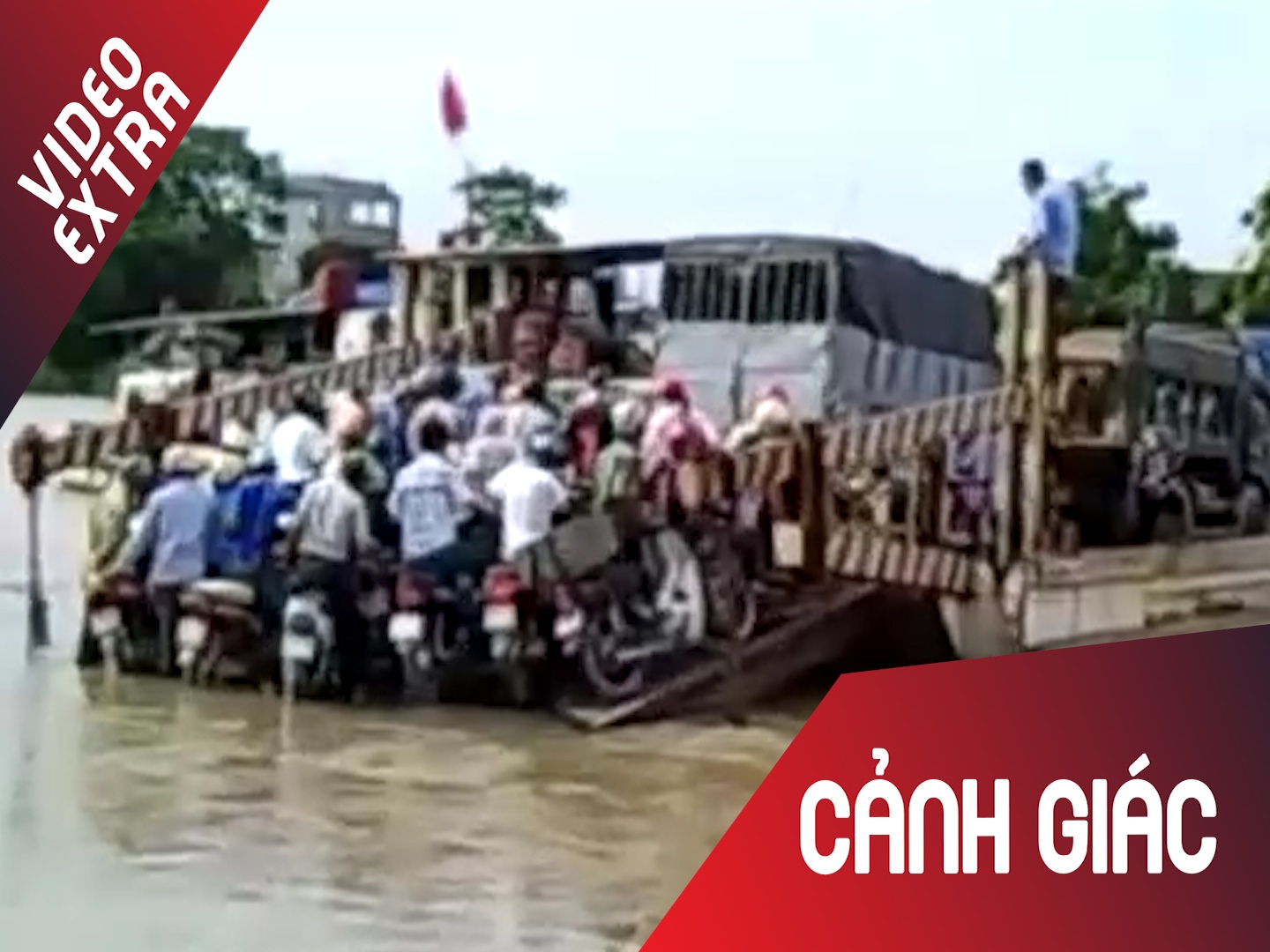 Hang chuc xe may sap tuot xuong nuoc van dung qua pha sang song hinh anh