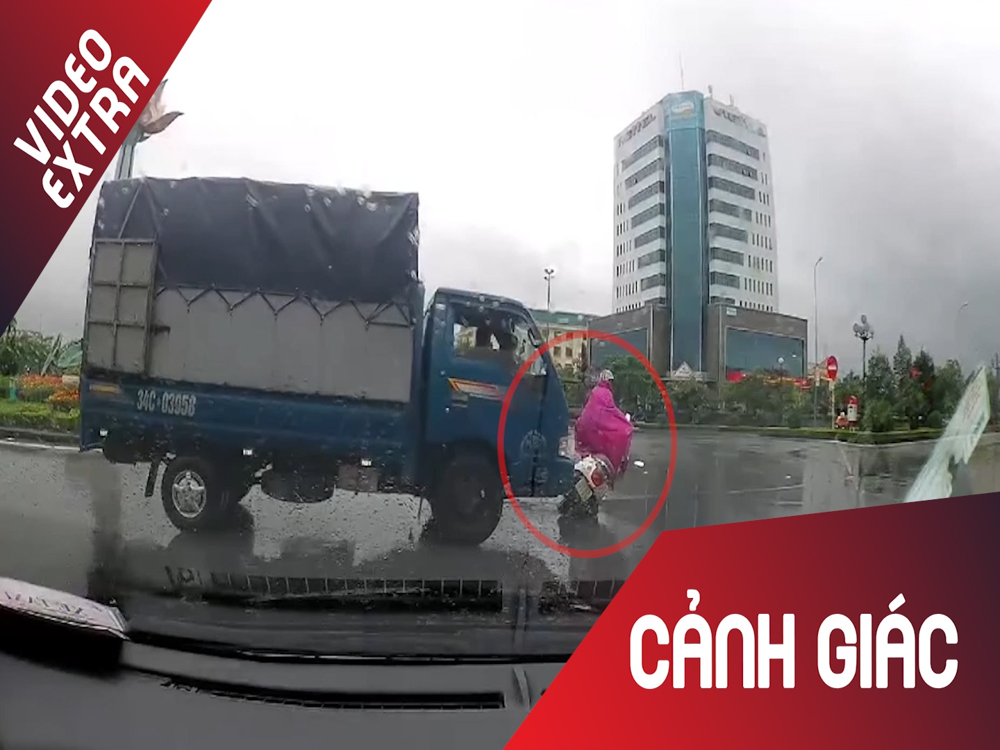 Vuot au, nguoi phu nu bi xe tai dam nga ra duong hinh anh