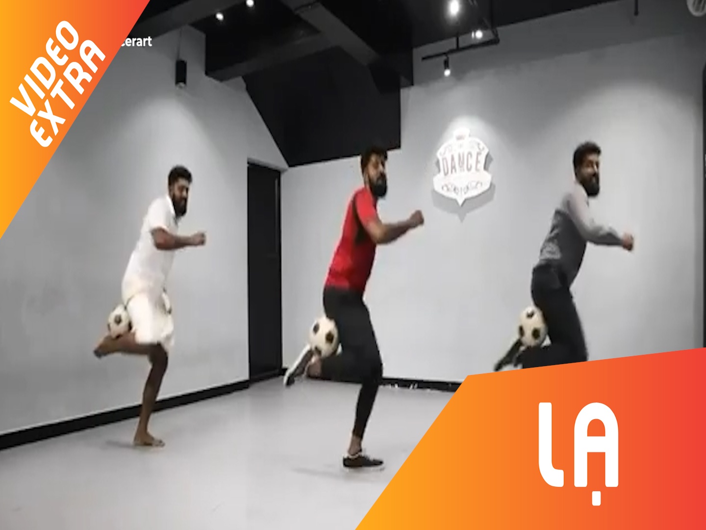 Ba anh chang ket hop nhay mua voi tang bong nghe thuat hinh anh