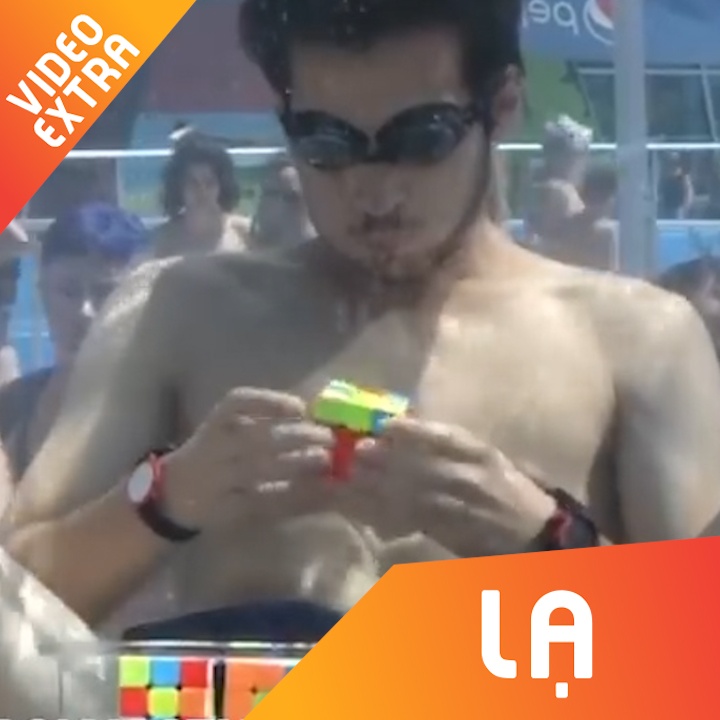 Anh chang giai ma rubik khi dang lan trong nuoc hinh anh