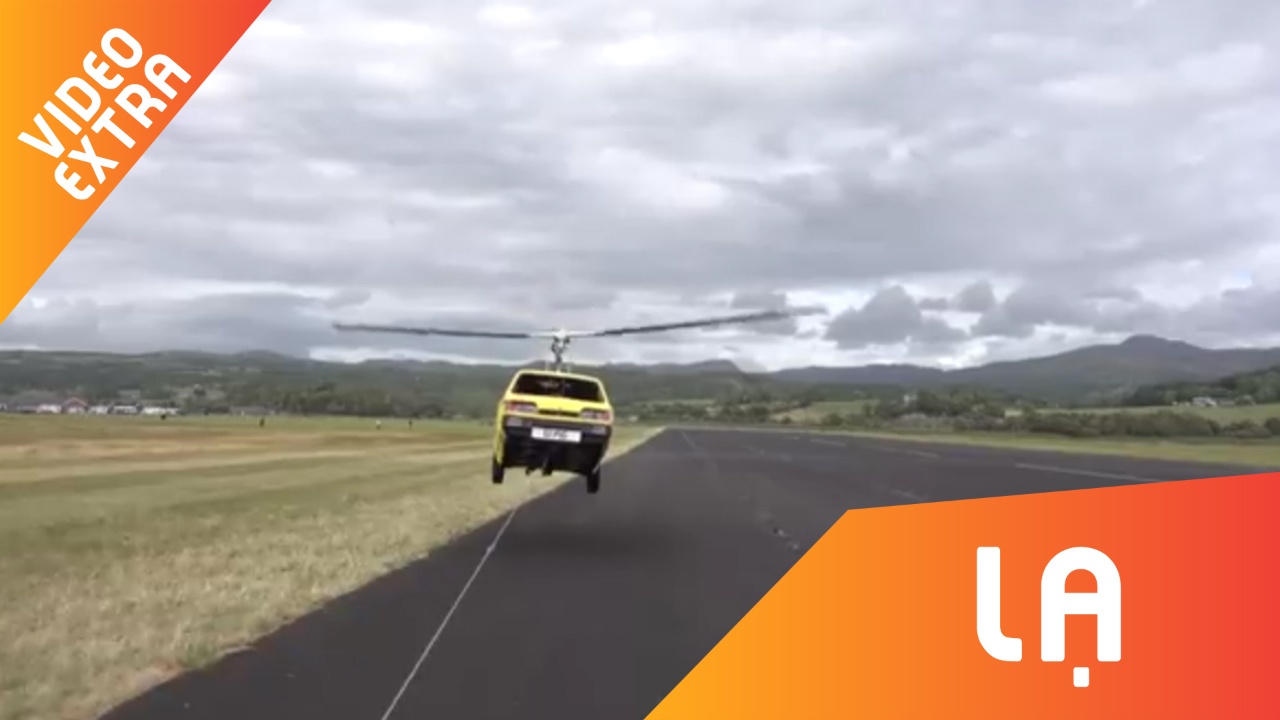 Doc dao voi oto bay co gan canh quat cua truc thang hinh anh