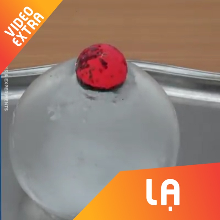 Qua bong 1.000 do C co bi nguoi khi cho vao trong da lanh? hinh anh