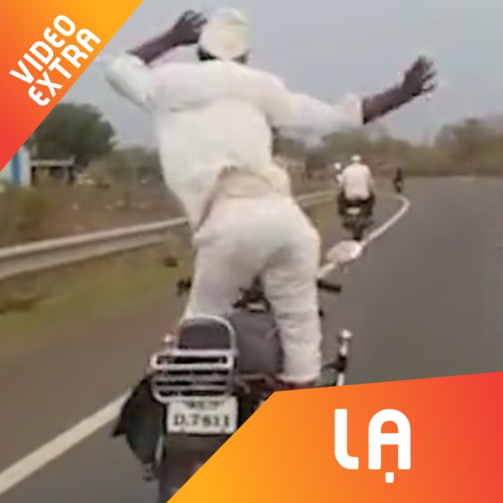 Cu gia di xe may tha tay, dung len nhay mua o An Do hinh anh