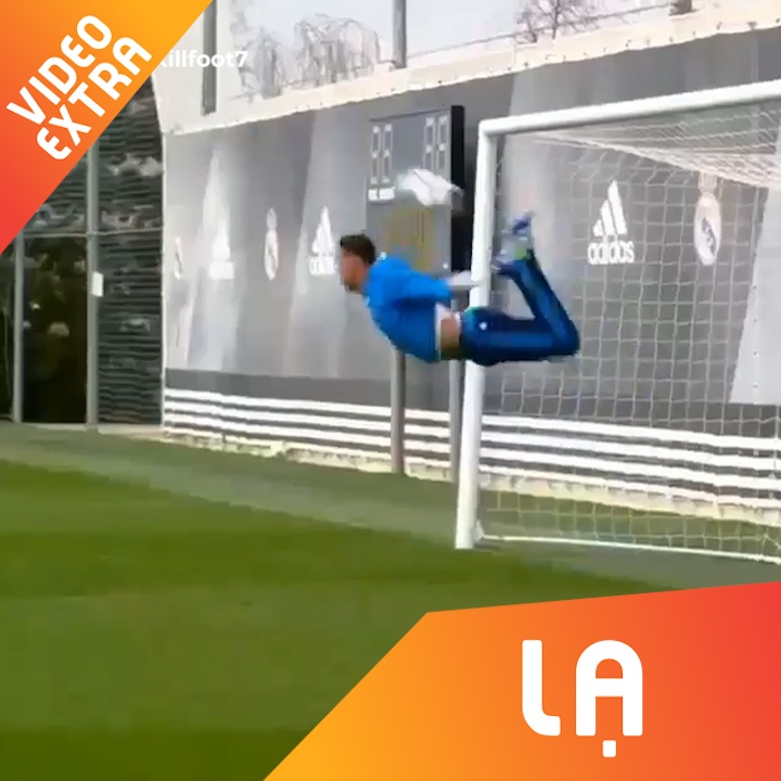 Navas dung chan ngan can bong tren khong trung hinh anh