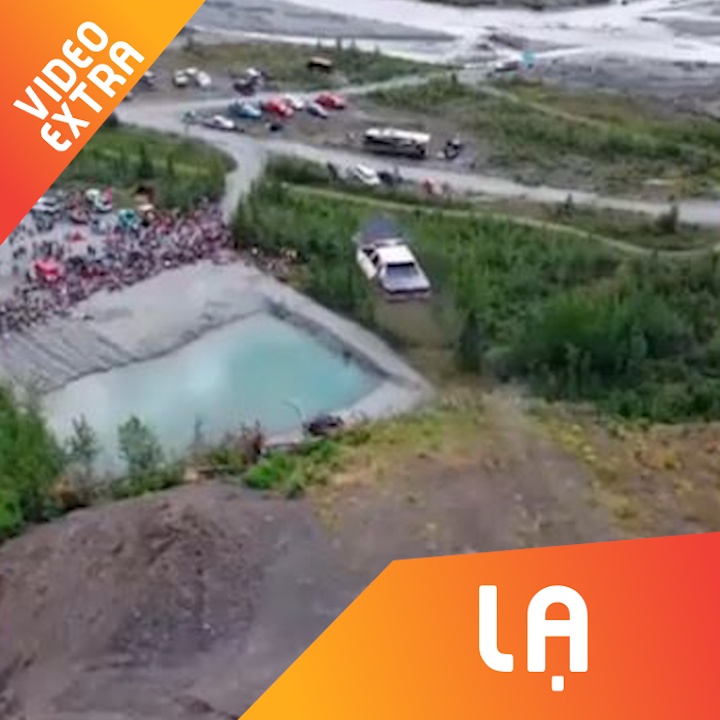 Nhung cu phi xe tu dinh xuong vuc hiem hoi duoc camera ghi lai hinh anh