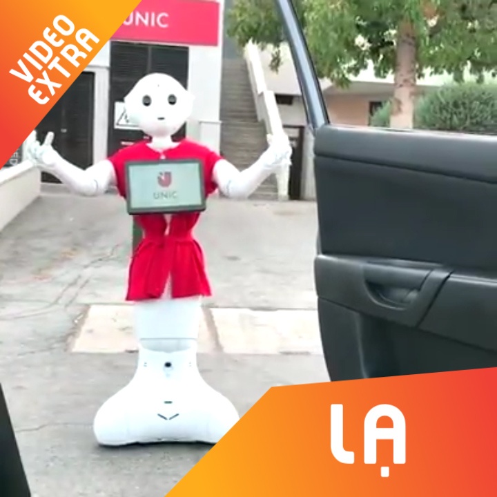 Robot giup viec huong ung dieu nhay 'lao ra khoi xe' hinh anh