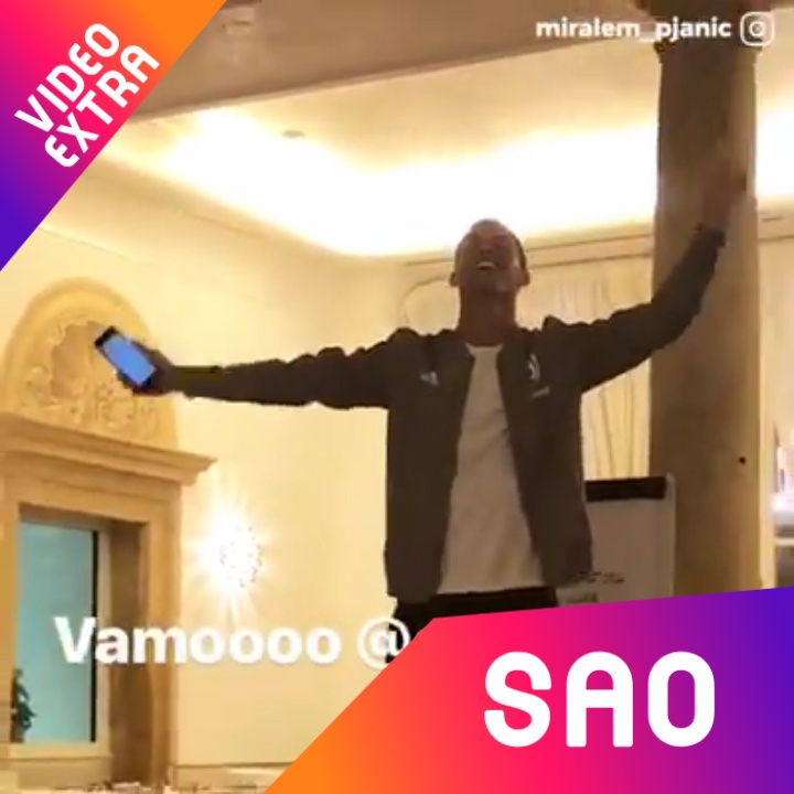 Ronaldo mua, hat cung cac dong doi moi tai Juve hinh anh