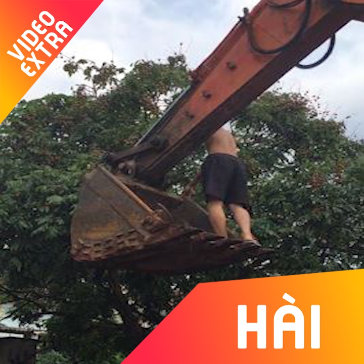 Cach hai nhan 'sang tao' bang xe xuc dat hinh anh