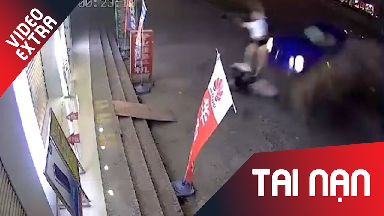 Dang ngoi tren xe may, nguoi phu nu bi oto tong bay len troi hinh anh