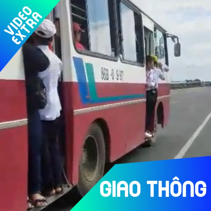 Hang chuc hoc sinh du bam cua xe buyt chay vun vut tren quoc lo hinh anh