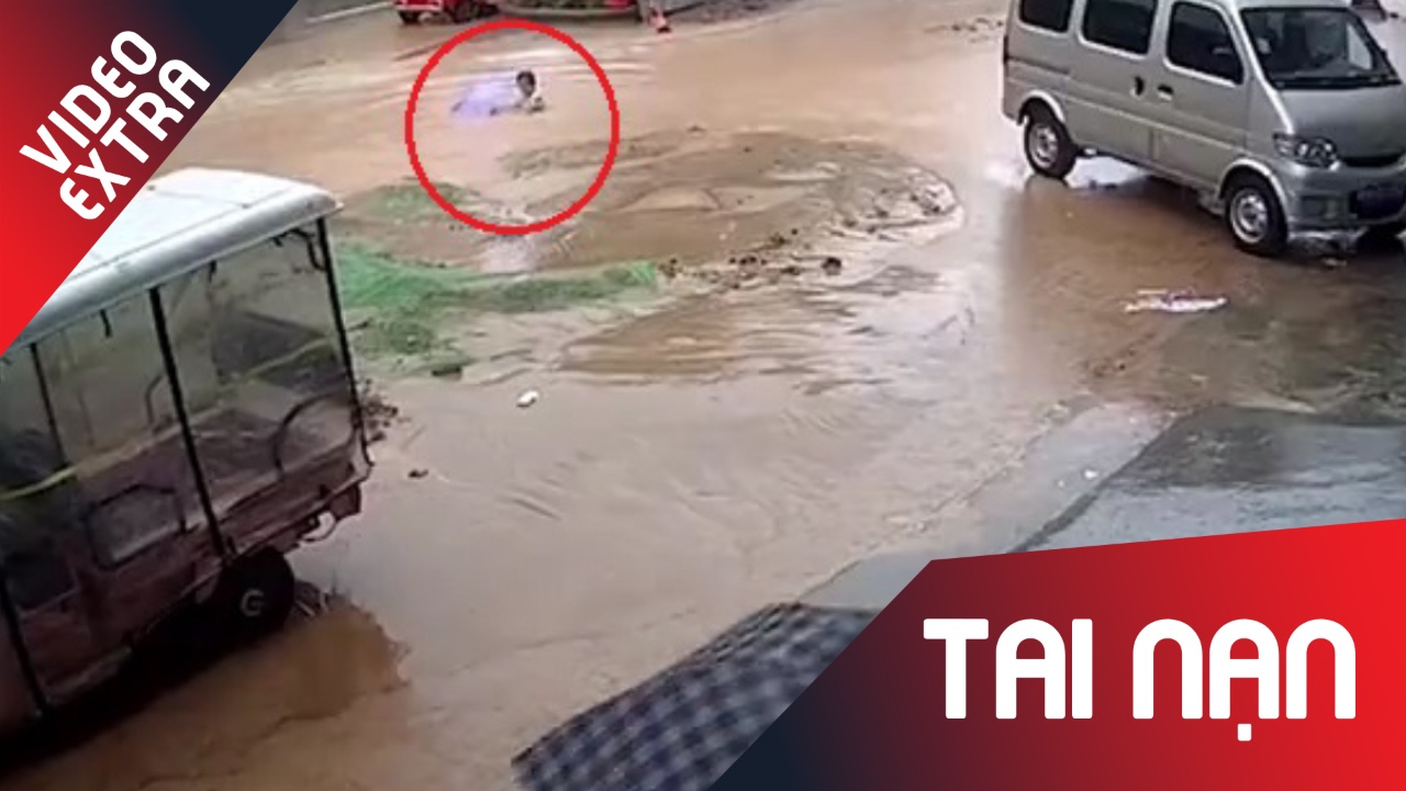 Hai be gai roi xuong mieng cong khi di tren doan duong ngap hinh anh