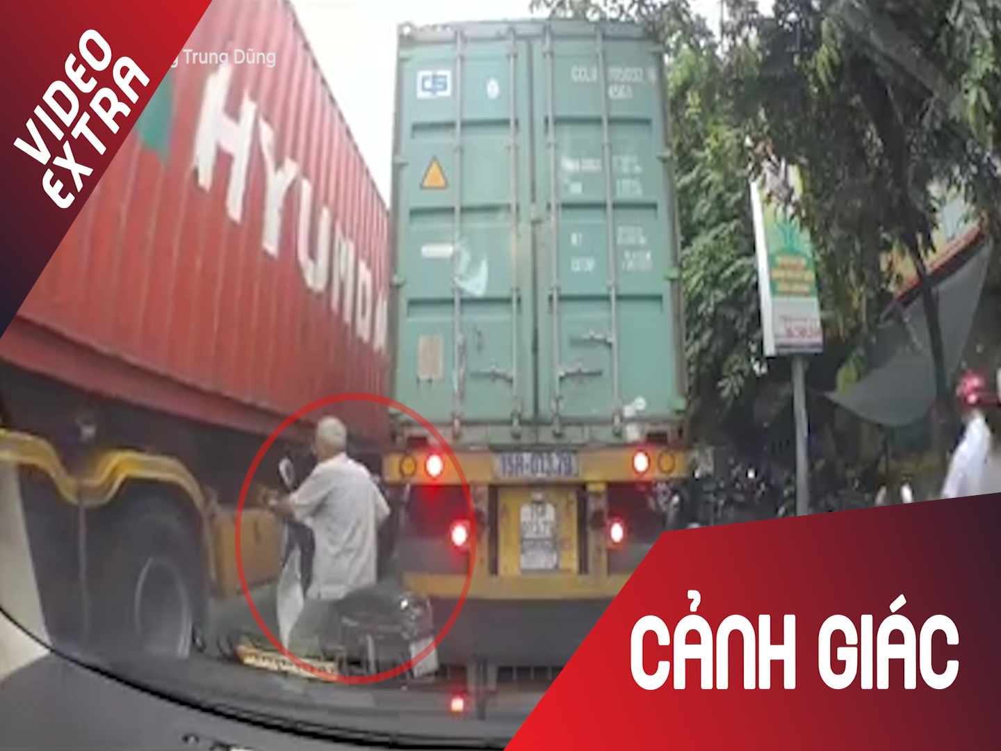 Cu gia 70 tuoi lai xe tat dau container hinh anh