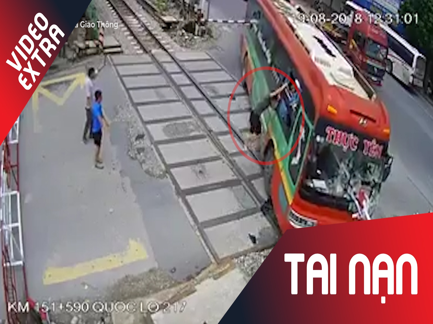 Giai cuu than toc xe khach mat lai khi tau sap den hinh anh