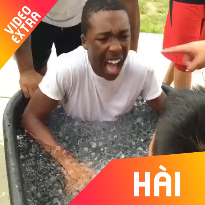 Hai thanh nien thu thach ngam minh trong nuoc da ‘hanh xac’ hinh anh