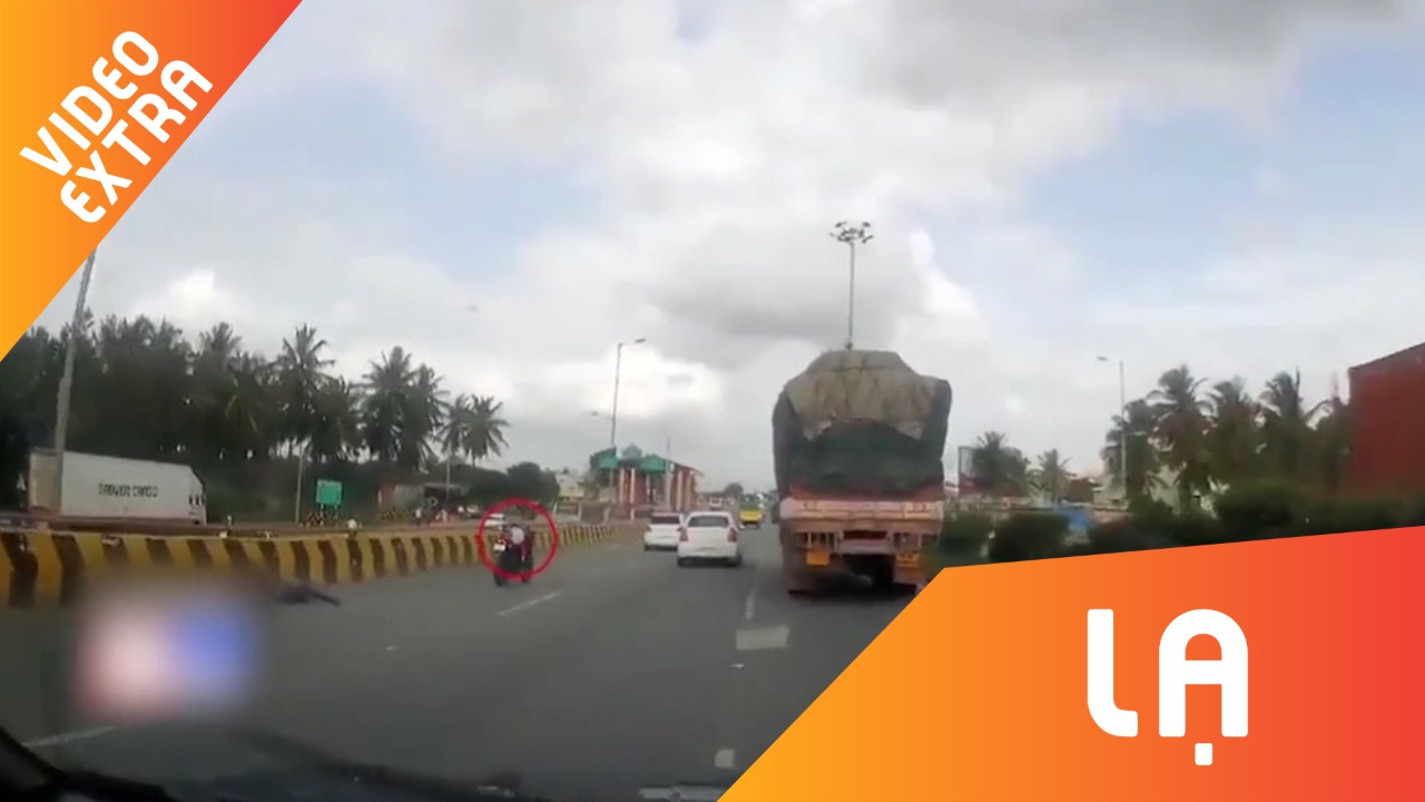 Con nho van ngoi tren xe chay, sau khi bo me roi xuong dat sau tai nan hinh anh