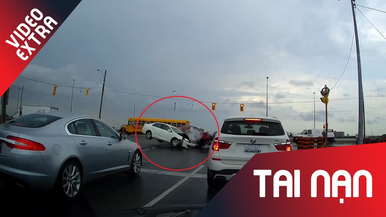 Oto 'bay' len khong trung sau khi va cham o Canada hinh anh