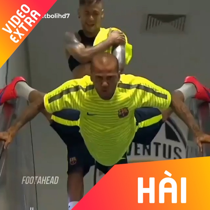 Nhung giay phut tinh nghich het co cua Dani Alves hinh anh