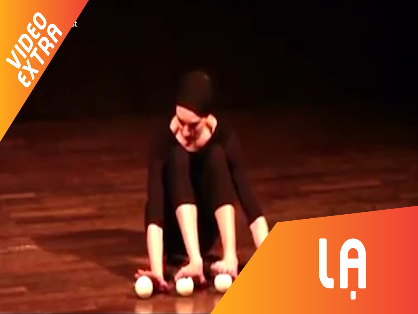 Nghe si su dung doi chan linh hoat nhu nhung ngon tay hinh anh