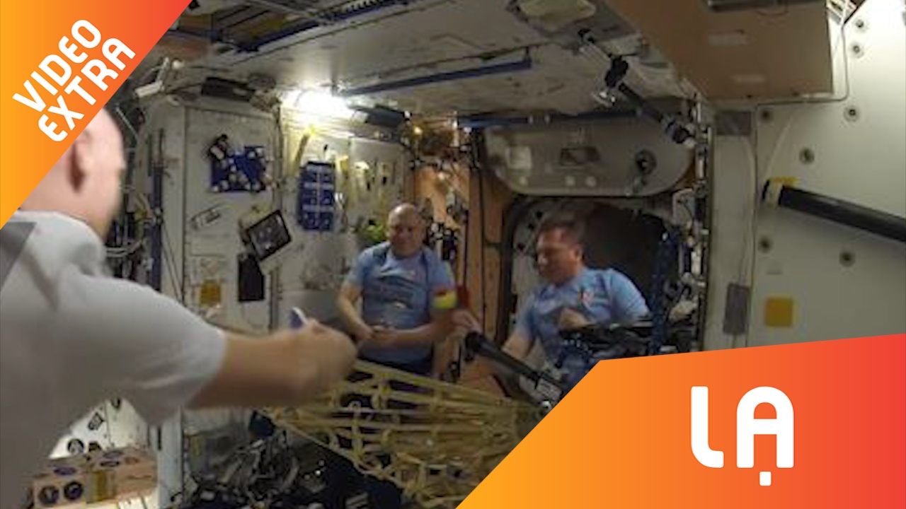 Choi tennis tren khong gian trong ra sao? hinh anh