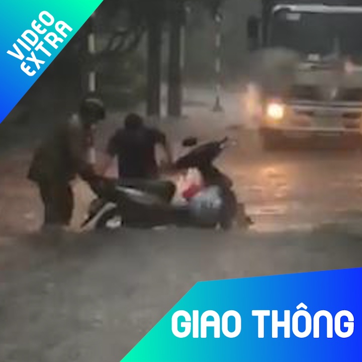 Tai xe container giup do xe may bi ngap giua dong nuoc luc troi mua hinh anh