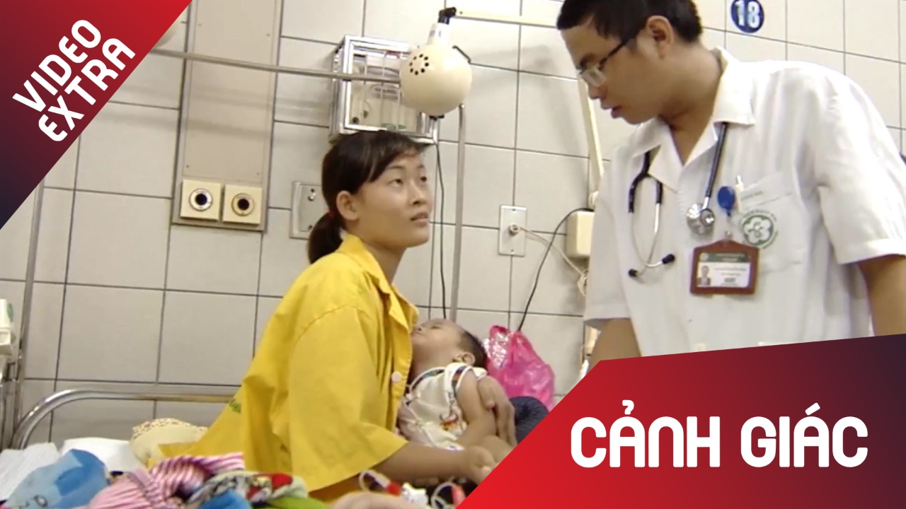 Be trai bi ran ho can khi choi cong vien giua Ha Noi hinh anh