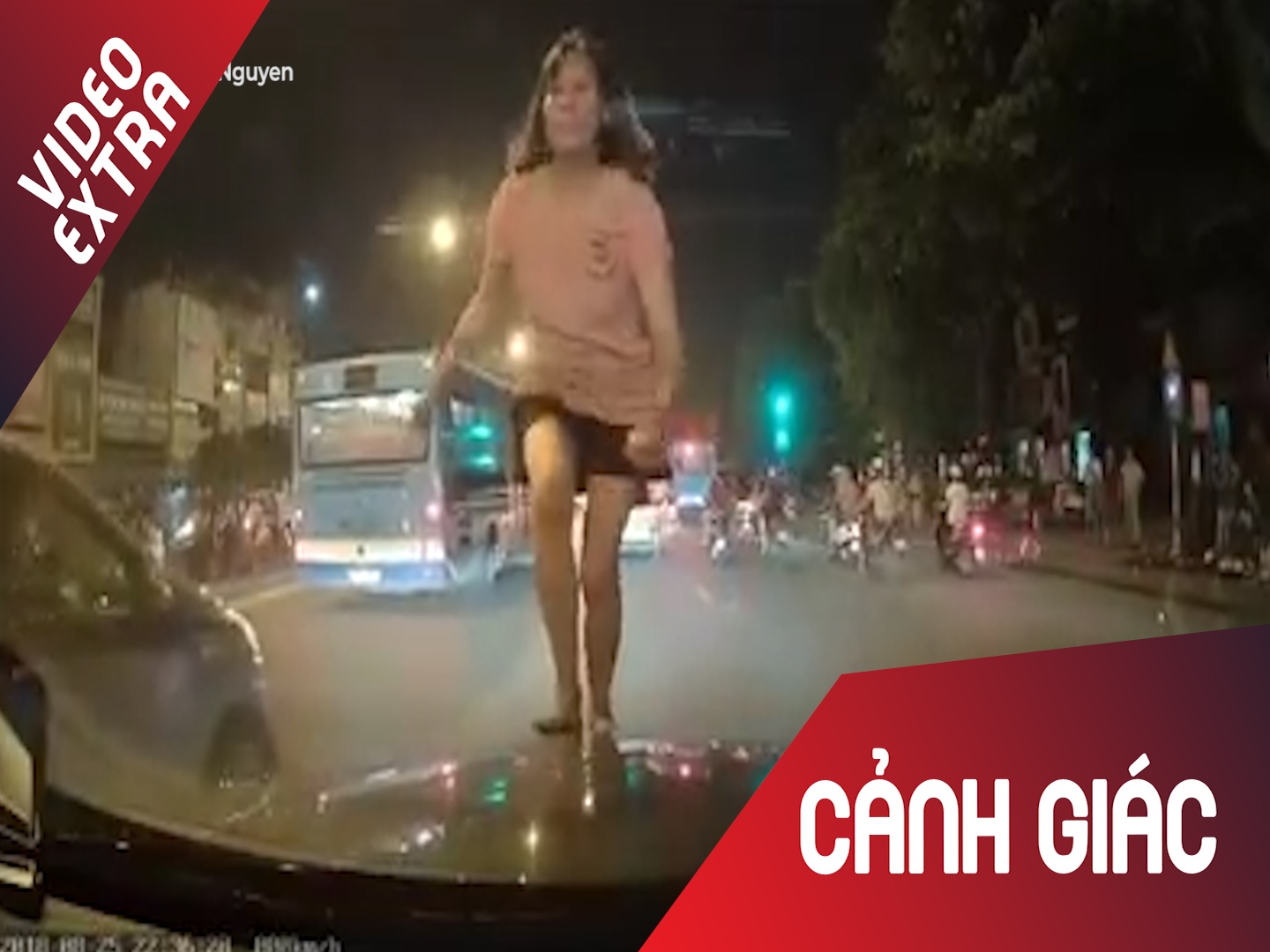 Nguoi phu nu bat ngo xuat hien nhay dap len dau xe oto hinh anh