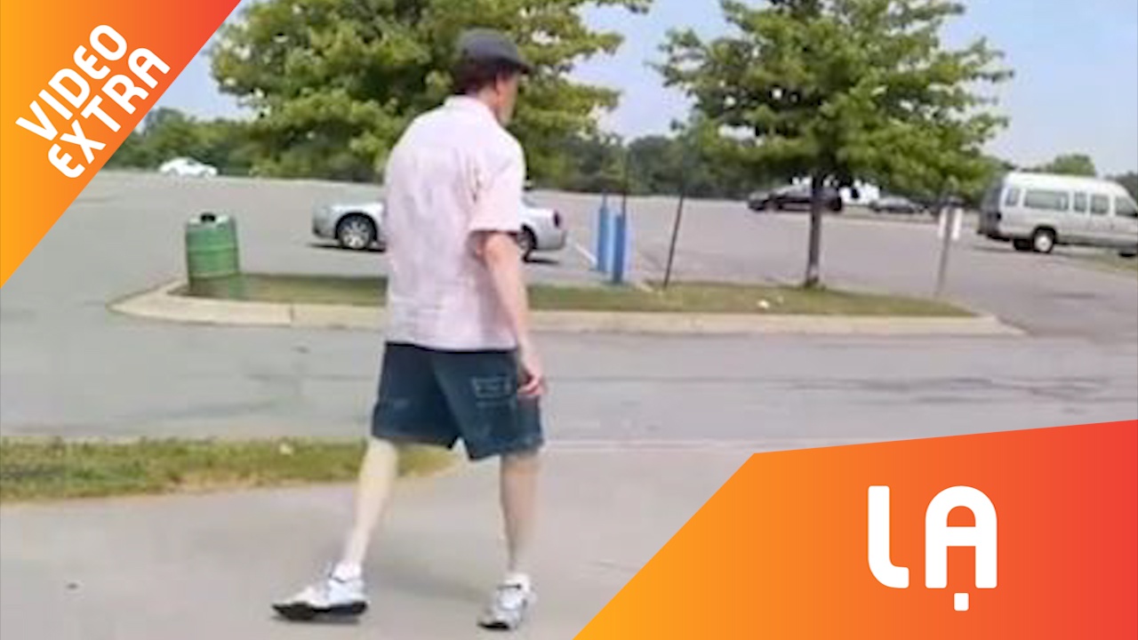 La lung nguoi dan ong di xoay nguoc ban chan hinh anh