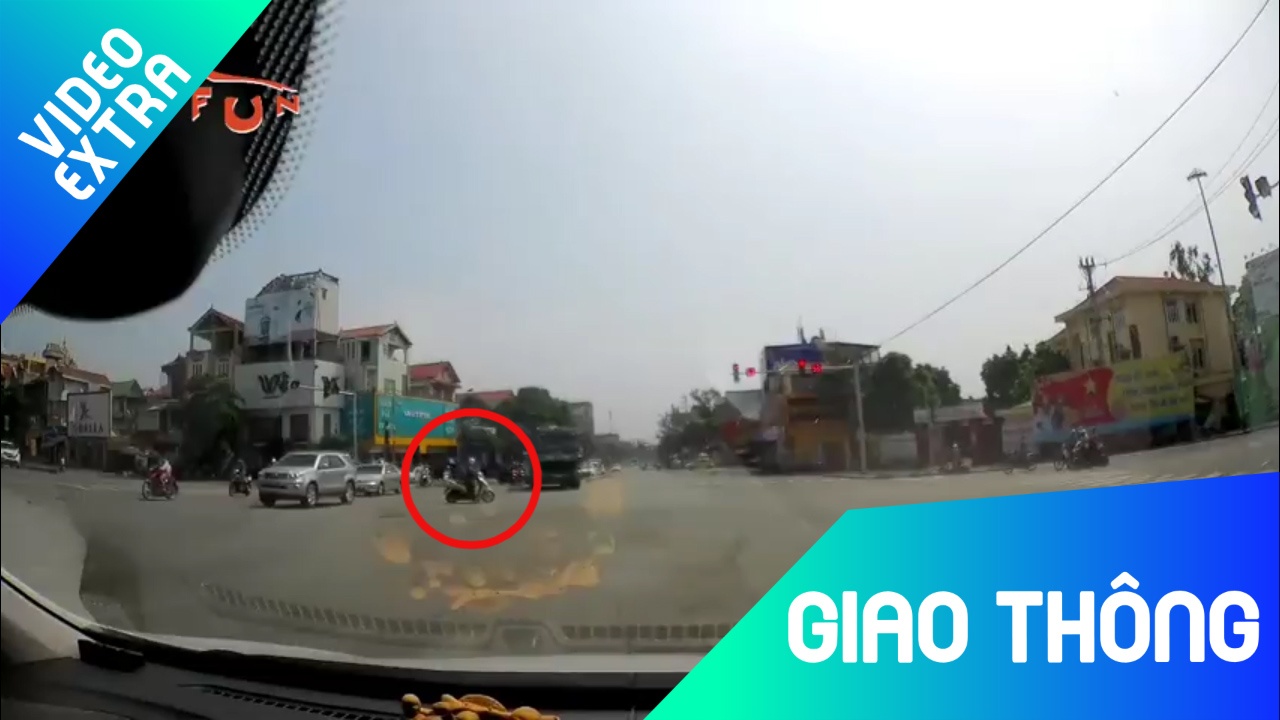 Nguoi phu nu mao hiem vuot den do, 'cat mat' xe tai hinh anh