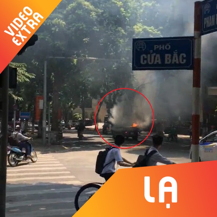 Xe oto tai vua di vua boc chay ngun ngut tren duong pho Ha Noi hinh anh