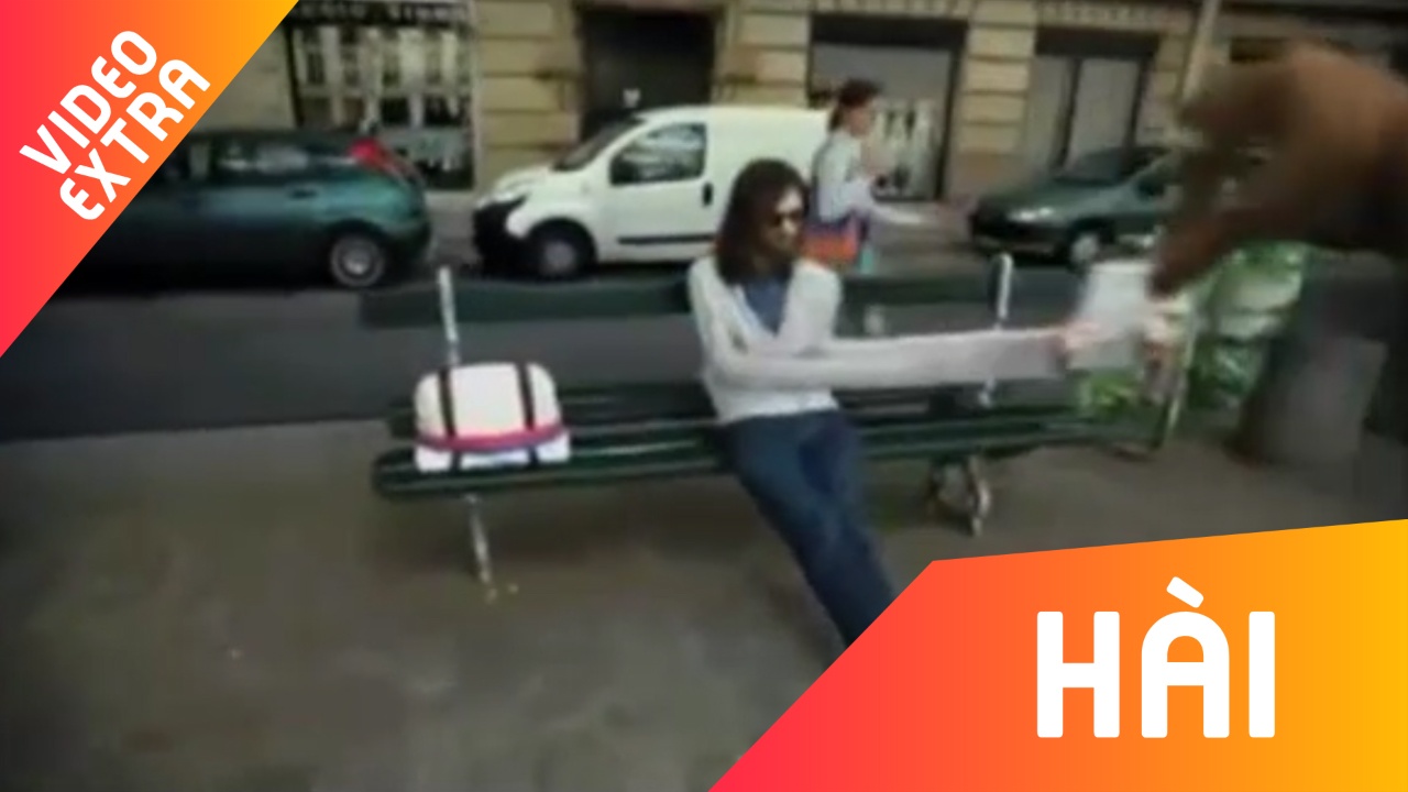 Chang trai ra pho 'keo chan' moi nguoi hai huoc hinh anh