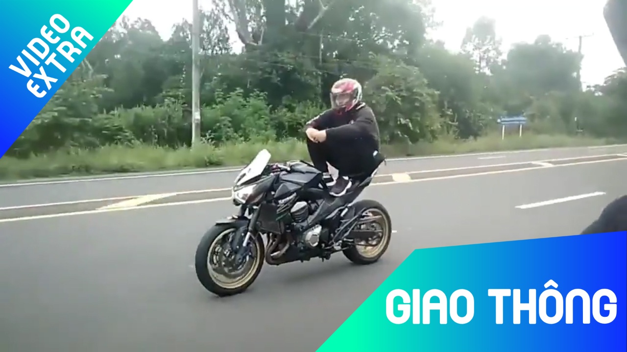 Thanh nien buong tay, ngoi xom tren xe phan khoi lon 'dien xiec' hinh anh