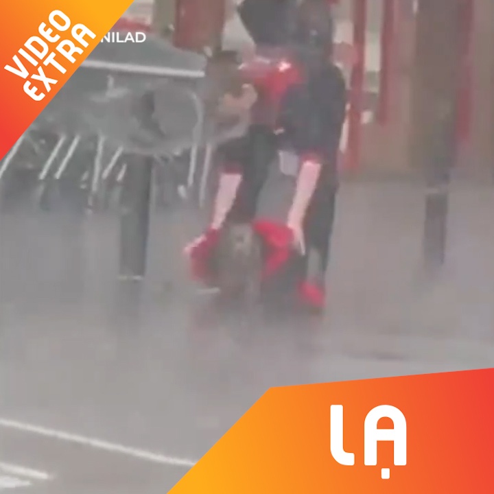 Cam dong nhan vien khong ngai doi mua de mac ao giu am cho cho hinh anh