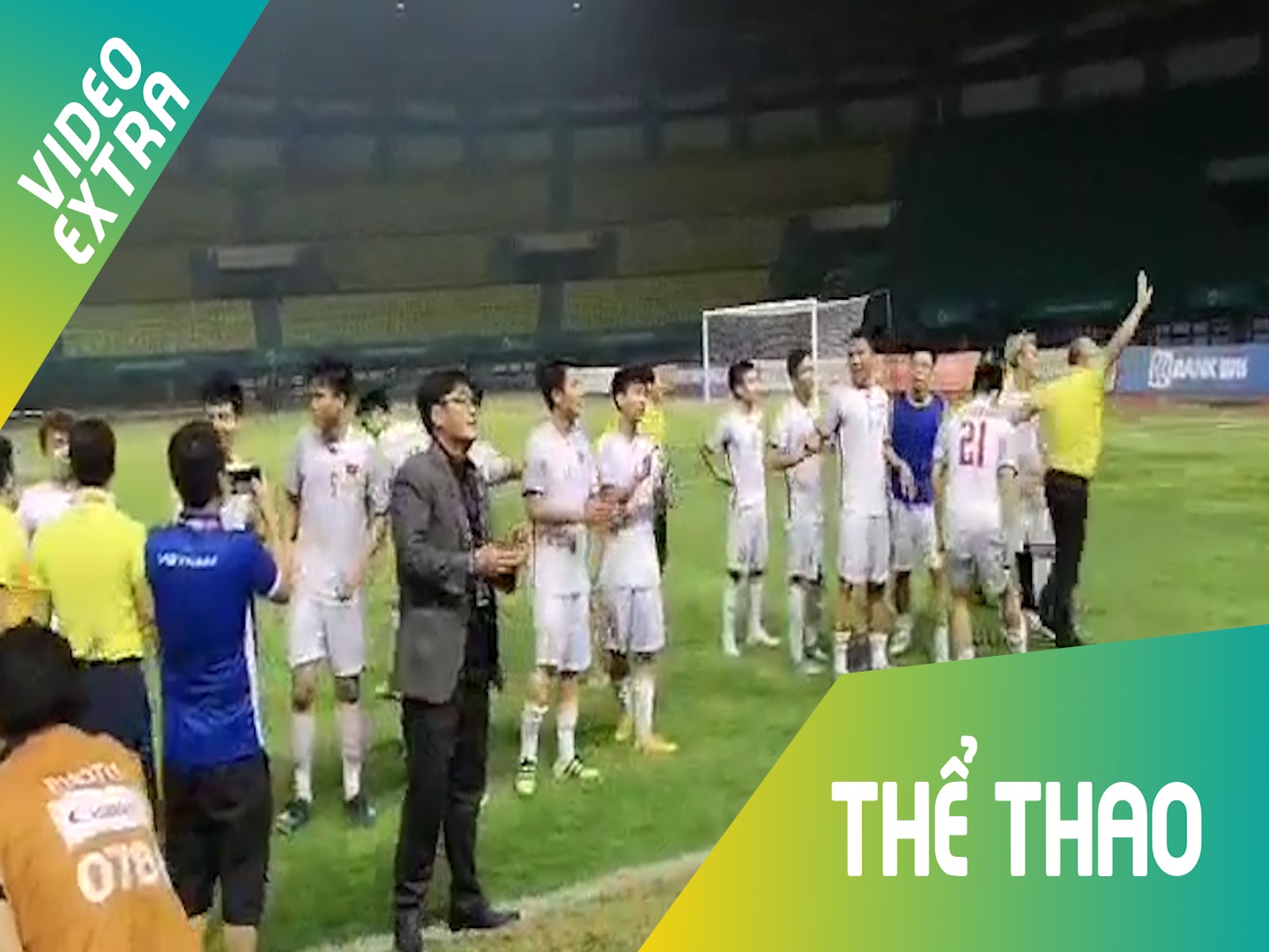 Tuyen thu Viet Nam cui dau cam on nguoi ham mo nuoc nha hinh anh