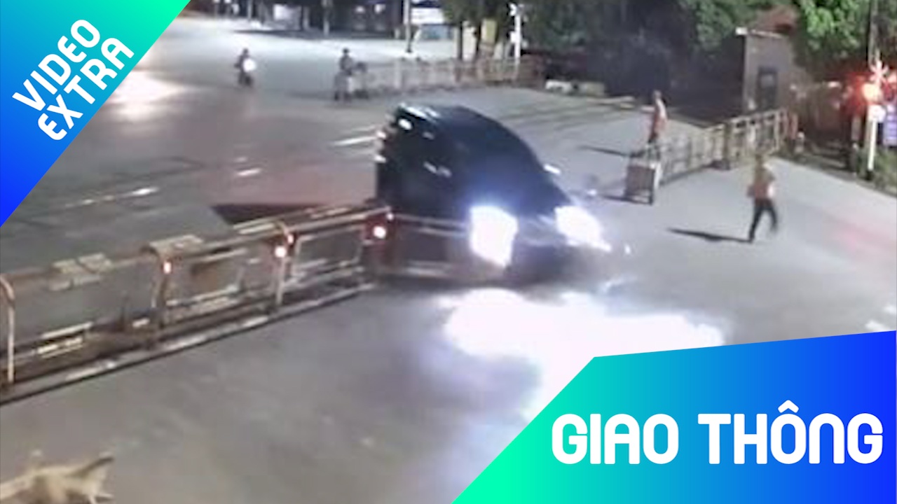 Oto o Thanh Hoa lao thang, huc tung rao chan xe lua hinh anh