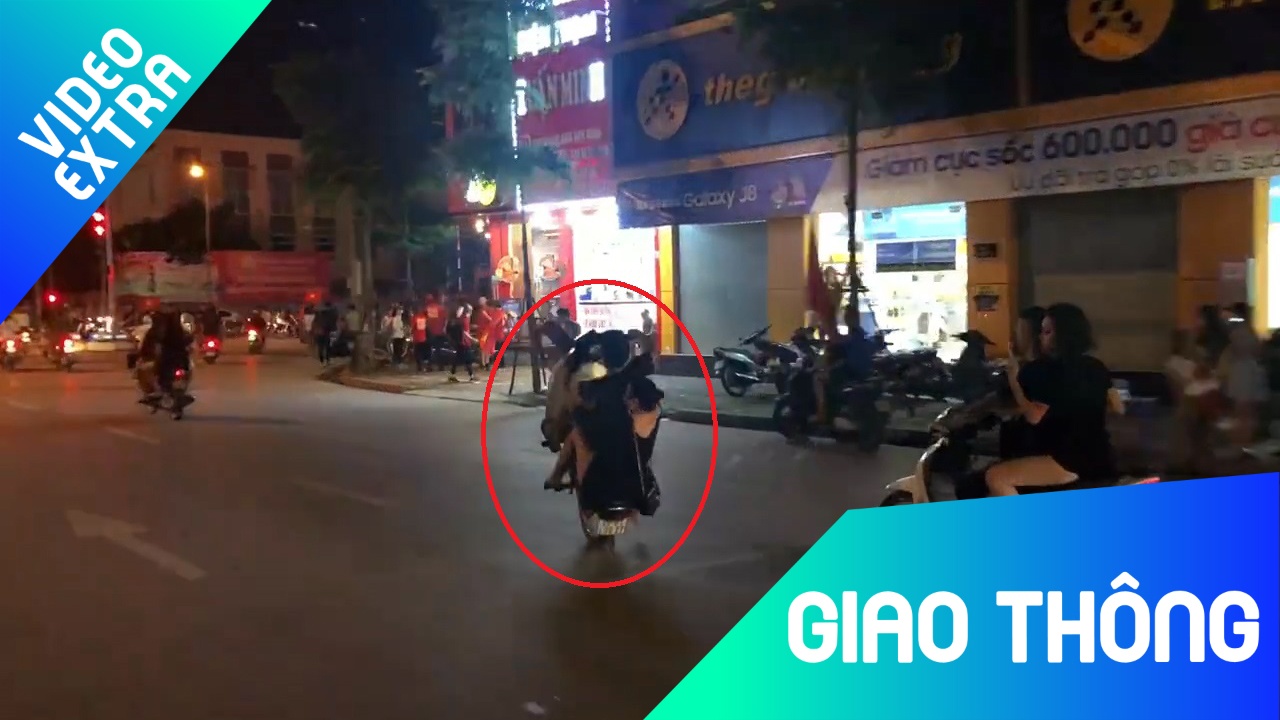 Thanh nien boc dau di bao nga nhao ra duong hinh anh