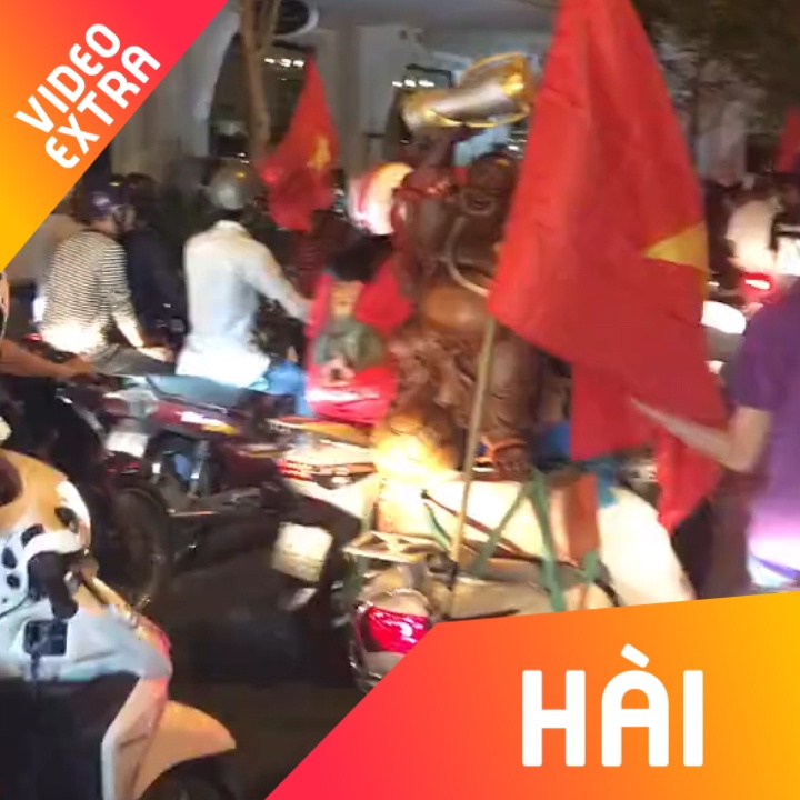 Thanh nien mang tuong than tai di bao an mung chien thang U23 VN hinh anh