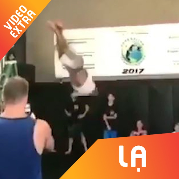 Chang trai dang ngoi bat day xoay vong lien tiep hinh anh