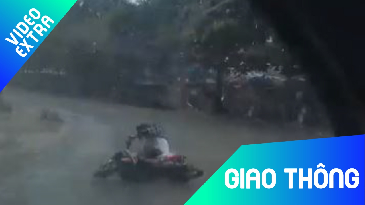 Thanh nien di xe may truot te ngay truoc oto hinh anh