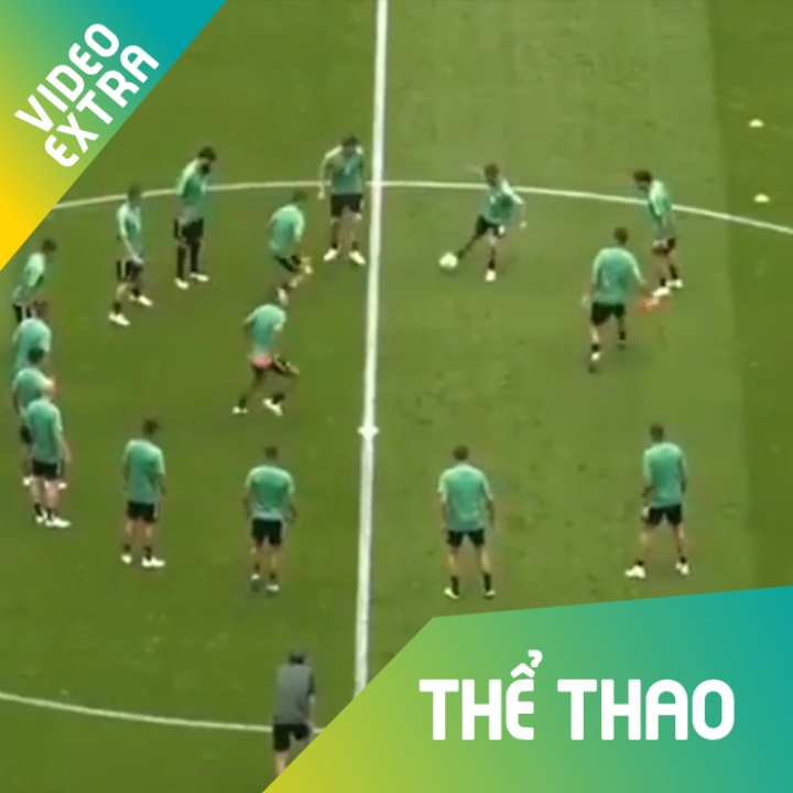 Choi banh kho voi cau thu Barca la mot 'cuc hinh' hinh anh