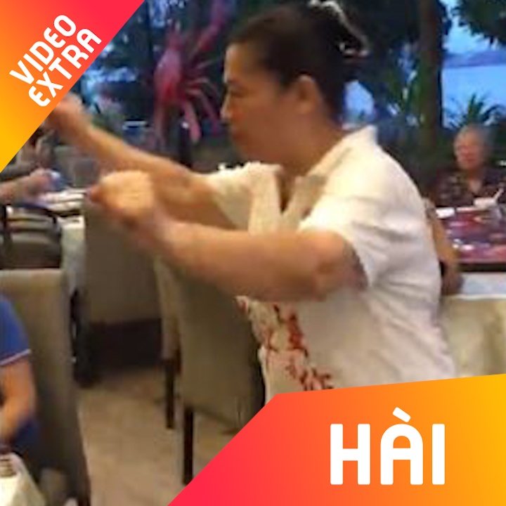 Nhan vien nha hang 'quay' theo nhac EDM khi dang phuc vu khach hinh anh