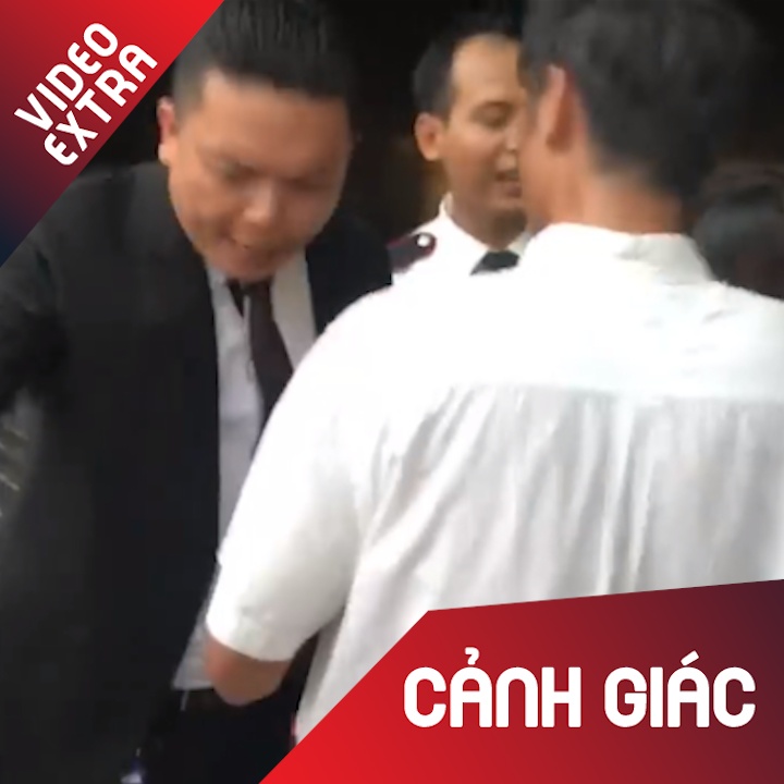 Bao ve khach san hung ho duoi nguoi tru mua khi xem Olympic Viet Nam hinh anh