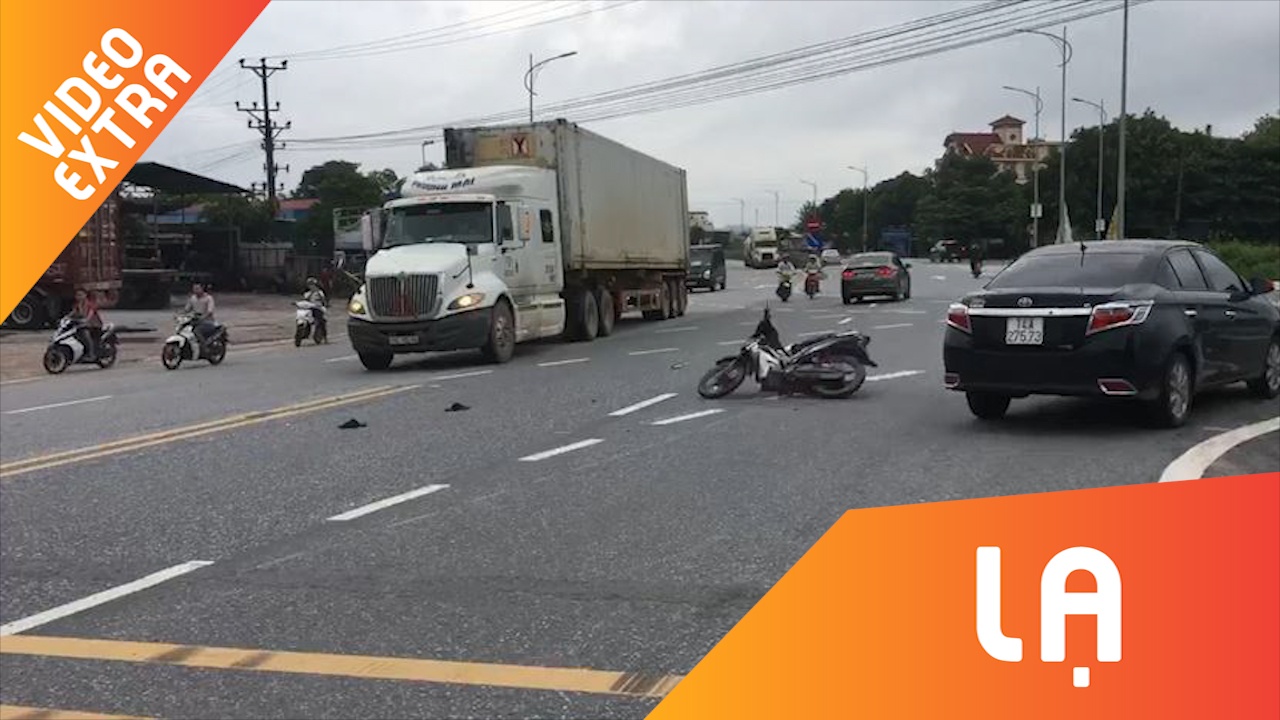 Chiec xe may tu xoay vong vong giua duong du khong ai dieu khien hinh anh