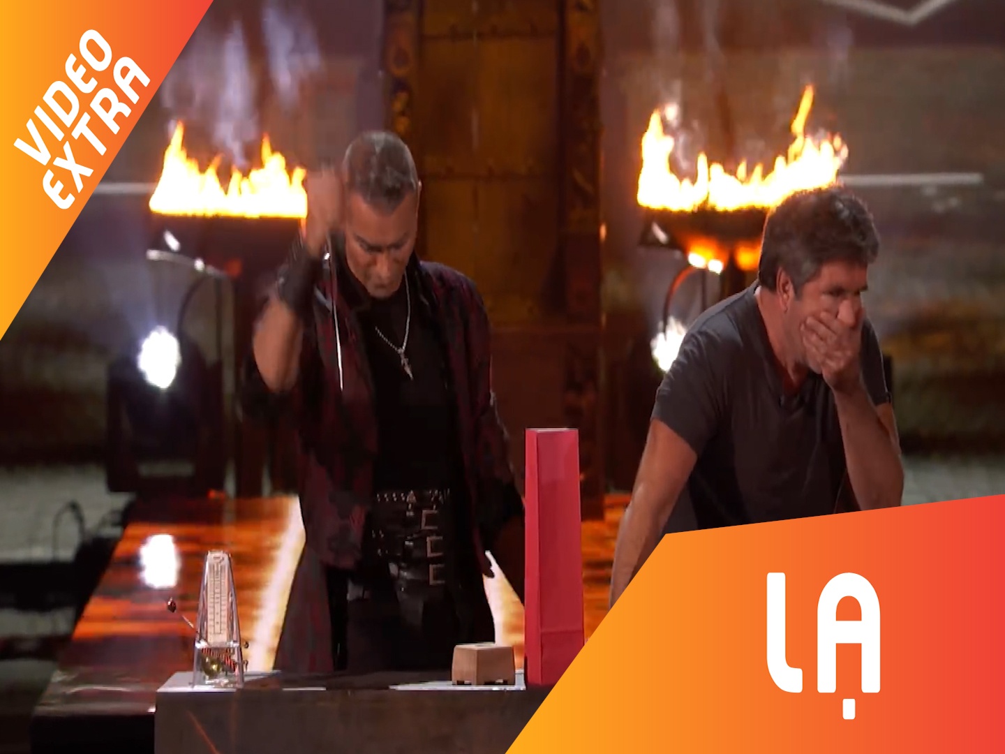 Thi sinh 'danh cuoc' ban tay cua giam khao de lam ao thuat hinh anh