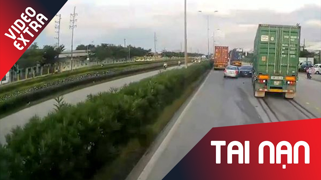 Hai oto va xe container va cham lien hoan tren quoc lo hinh anh