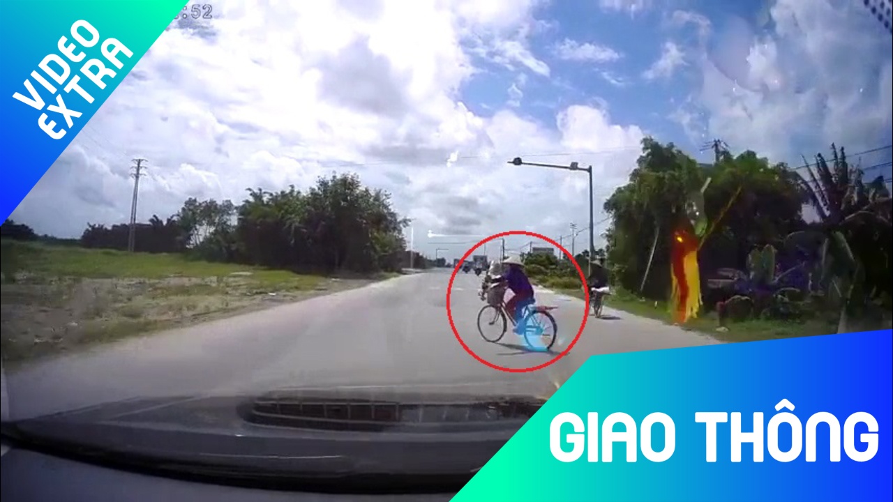 Oto 'phanh chay lop' tranh xe dap sang nhu trong phim hinh anh