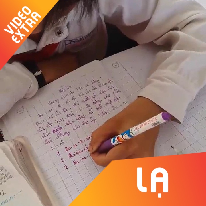 Doc dao cau be viet chu nguoc bang tay trai hinh anh