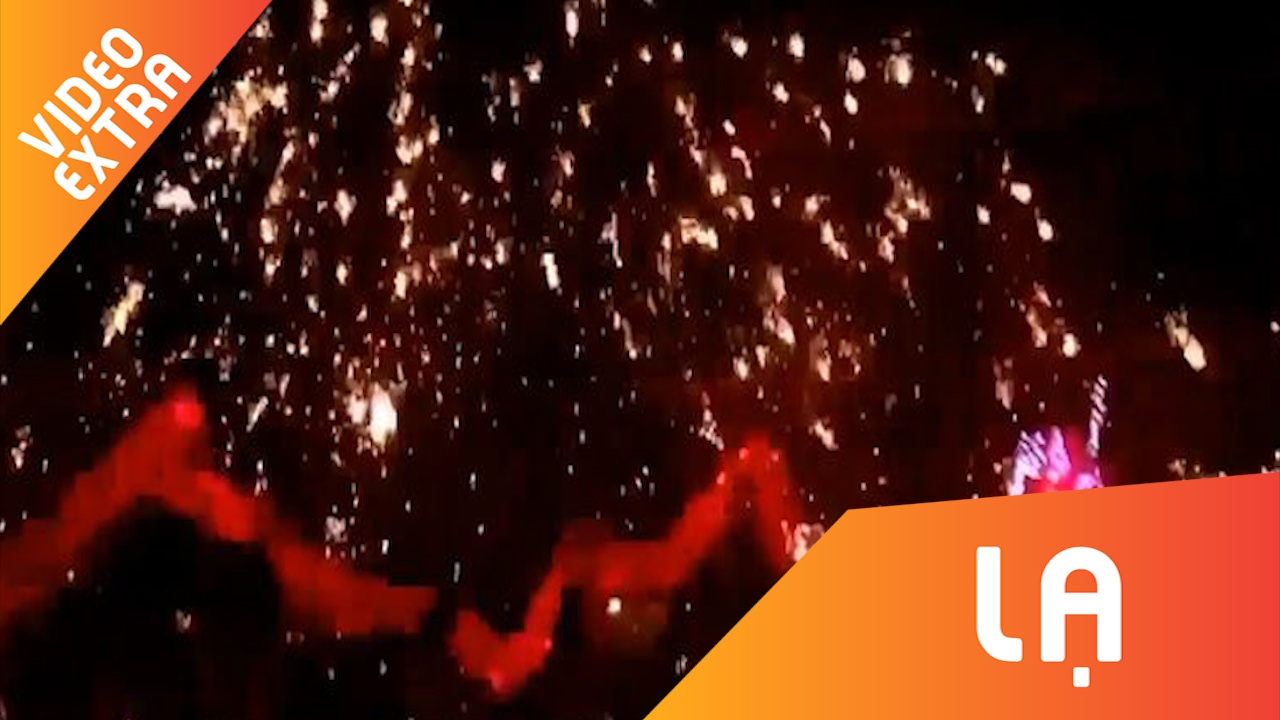 Nghe nhan Trung Quoc mua rong trong mua kim loai nong chay hinh anh