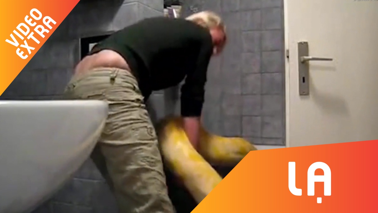 Nguoi phu nu dem tran khong lo di tam nhu thu cung o Duc hinh anh